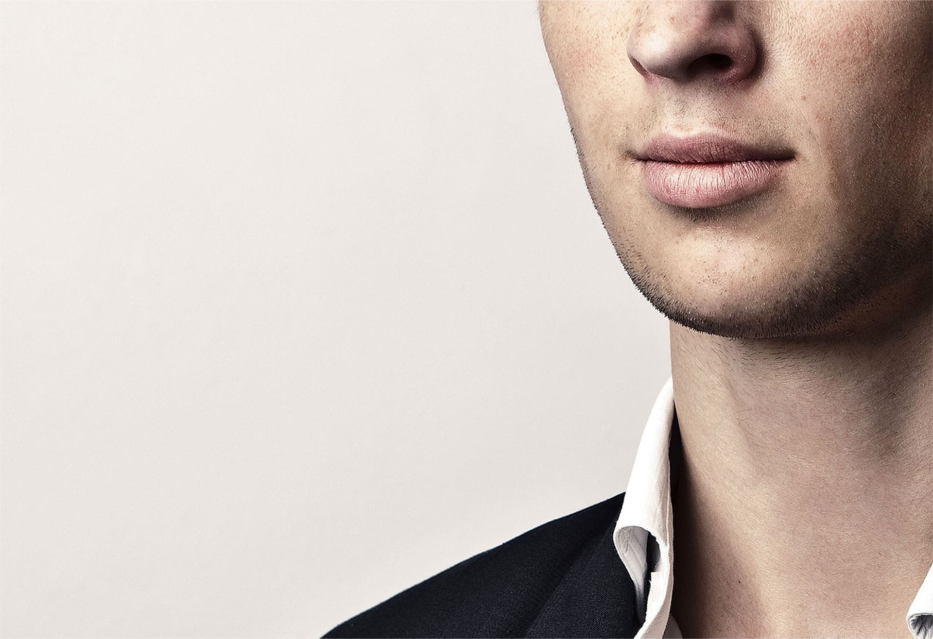 男性嘴唇外觀與氣質形象示意圖，呈現俐落唇形所展現的成熟穩定 MAN 系性格